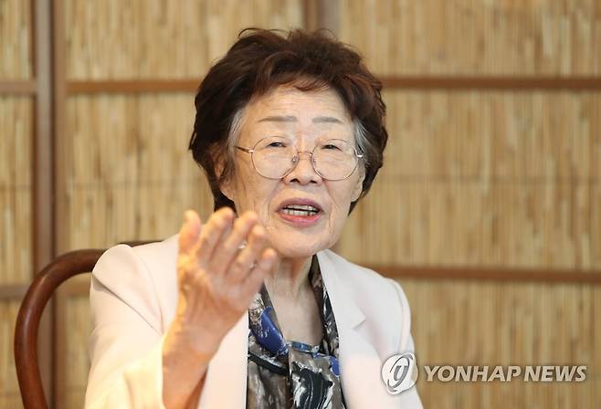 이용수 할머니 "수요집회 없애야 한다"…관련 단체 비판 (대구=연합뉴스) 김현태 기자 = 일본군 '위안부' 피해 생존자인 이용수 할머니가 7일 오후 대구시 남구 한 찻집에서 열린 기자회견에서 수요집회를 없애야 한다고 주장하며 관련 단체를 비판하고 있다. 2020.5.7 mtkht@yna.co.kr