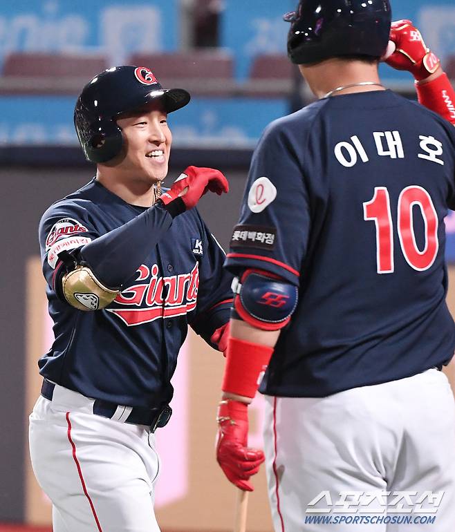 7일 수원 KT위즈파크에서 KT 위즈와 롯데 자이언츠의 경기가 열렸다. 7회초 2사 1, 2루에서 손아섭이 역전 3점 홈런을 날렸다. 동료들과 하이파이브를 나누고 있는 손아섭. 수원=송정헌 기자 songs@sportschosun.com/2020.05.07/