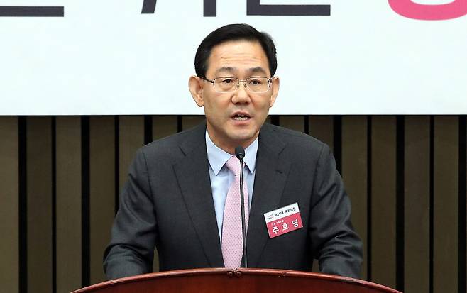제21대 국회 미래통합당 첫 원내대표에 선출된 주호영 의원이 8일 국회에서 열린 2020년 원내대표 및 정책위의장 선출을 위한 당선자총회에서 당선 뒤 발언하고 있다.김경호 선임기자 jijae@hani.co.kr