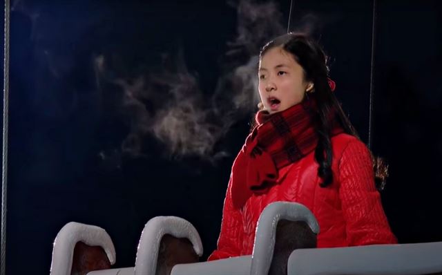소정이 2018 평창 동계패럴림픽 개막식 무대에서 노래 ‘내 마음속 반짝이는’을 부르는 모습. 방송화면 캡처