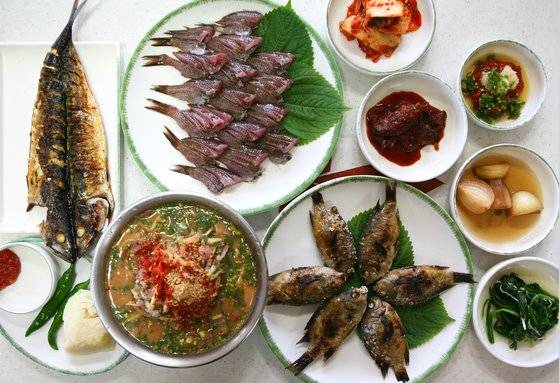 자리돔으로 완성한 상차림. 자리강회, 자리구이, 자리젓, 자리물회로 한상이 거하게 차려진다. 손민호 기자