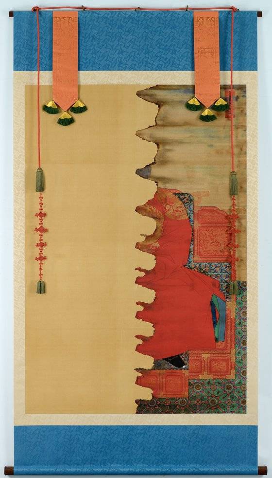 경운궁의 선원전에 봉안하기 위해 1900년 제작한 태조의 어진. 왼쪽 절반가량이 소실된 상태이지만, 붉은 색 곤룡포를 입고 어좌에 앉아 정면을 바라보고 있는 전신상임을 알 수 있다. 화면 우측 상단에 태조 고황제의 어진이라는 표제가 붙어 있다. [사진 국립고궁박물관]