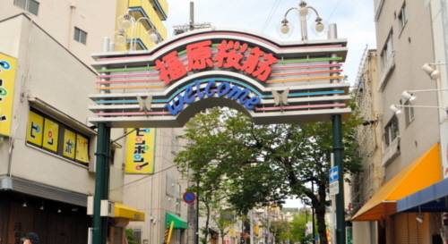 일본 고베시 유흥가 모습. 코로나19 사태로 휴업 요청을 받아 많은 상점이 영업을 중단했다. 일자리를 잃은 여성 일부는 파파카츠로 생계를 유지한다고 전해졌다. 사진=아사히신문 캡처