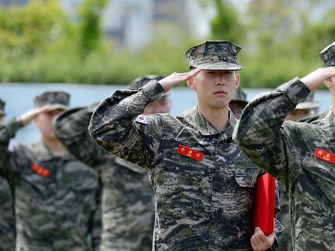 손흥민이 8일 열린 수료식에서 거수 경례를 하고 있다. 해병대 제공