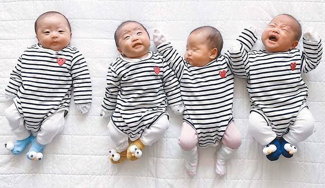 우리 참 많이 컸죠 - 작년 12월 22일 태어난 이하온(왼쪽부터), 하민, 하음, 하준 네 쌍둥이가 태어나 맞은 첫 어버이날인 8일 경기 부천의 집 안방에 나란히 누워 있다. 80만분의 1 확률로 생긴 ‘자연임신 네 쌍둥이’를 낳아 139일 동안 키운 이한솔·나혜승(31) 부부는 “어버이날을 맞아 부모의 은혜를 새삼 느낀다”고 했다. /이한솔씨 제공