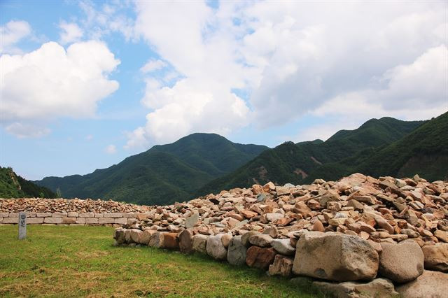 환도산성 유적과 주변 산세.