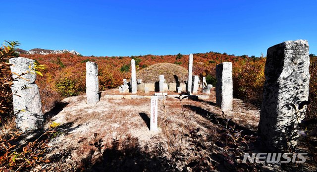 [서울=뉴시스] 송악산 북쪽 개성시 용흥동에 있는 소릉군 제2릉 전경. 원종(元宗)의 소릉 주변에 남아 있는 4개의 무덤 중 하나로, 고려 초기에 조성된 것으로 추정된다.(사진=평화경제연구소) 2020.05.09. photo@newsis.com