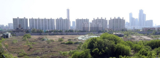 국토부가 지난 6일 5·6 수도권 공급 대책을 통해 용산 정비창 부지 일대에 미니신도시급 8000가구를 공급하는 방안을 내놨다. 사진은 용산역 정비창 부지 아파트 단지 전경.<연합뉴스>