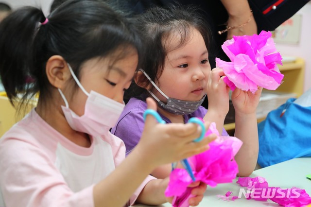 [서울=뉴시스]어버이날을 하루 앞둔 7일 서울 성동구 행복가득 어린이집에서 어린이들이 카네이션을 만들고 있다. (사진=성동구 제공)  2020.05.07. photo@newsis.com