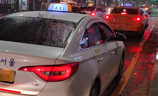 지난 9일 늦은 밤, 서울 용산구 이태원역 사이 4차선 도로에는 붉은 등이 켜진 빈 택시들이 즐비했다.