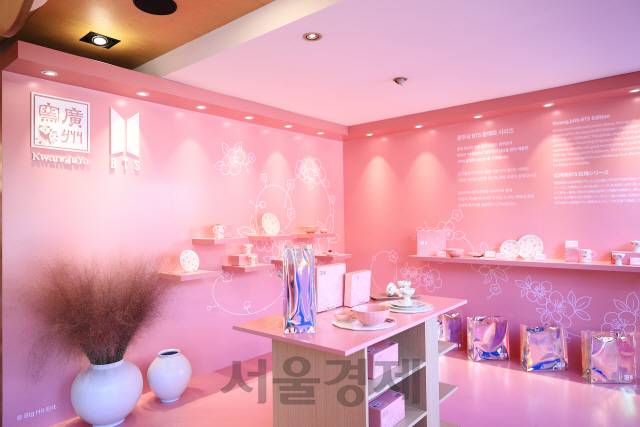 지난해 10월 광주요와 방탄소년단(BTS)이 협업해 제작한 ‘BTS 홍매화 시리즈’를 처음 선보이기 위해 광주요 가회점에 설치된 팝업스토어 /사진제공=광주요