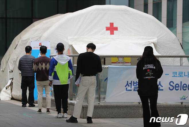 이태원 클럽 관련 신종 코로나바이러스 감염증(코로나19)의 지역 발생 확진자가 늘고 있는 10일 오후 서울 용산구보건소에 마련된 선별진료소를 찾은 시민들이 검사를 위해 줄을 서 있다. 2020.5.10/뉴스1 © News1 이재명 기자