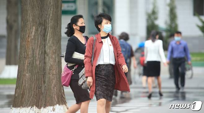 북한 선전매체 '서광'은 지난 7일 평양 주민들의 봄맞이 옷차림과 머리 모양을 공개했다.('서광' 갈무리)© 뉴스1