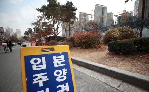 8월부터 수도권과 지방광역시의 민간택지에서 건설·공급되는 주택의 분양권 전매가 사실상 금지된다.<연합뉴스>