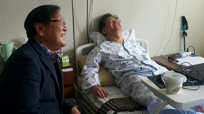 2016년 당시 입원한 이재명 성남시장을 찾은 김태년 의원. / 사진=김태년 의원 트위터