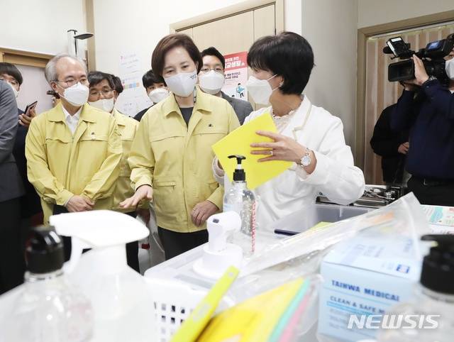 [서울=뉴시스]유은혜 사회부총리 겸 교육부 장관은 29일 오후 2시 서울 성동구 무학여자고등학교를 방문해 학교 방역상황을 점검했다. 유 부총리가 무학여고 보건실을 찾아 학교 관계자로부터 설명을 듣고 있다. (사진=교육부 제공). 2020.04.29.photo@newsis.com