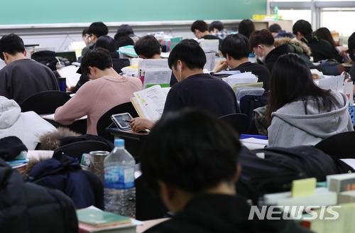 [세종=뉴시스] 서울 동작구 노량진의 한 공무원 학원에서 수험생들이 공무원 시험을 준비하는 모습. (사진=뉴시스 DB).