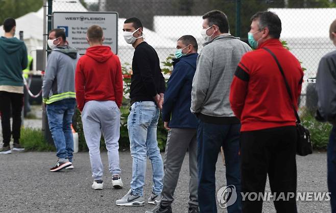 독일 도축장서 집단감염 발생 이후 직원들을 대상으로 진단검사를 실시한 육류 가공업체 [AFP=연합뉴스]