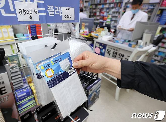 10일 오후 서울 종로5가의 한 약국에 시민이 덴탈마스크를 구매하기 위해 살펴보고 있다. 2020.5.10/뉴스1 © News1 김진환 기자
