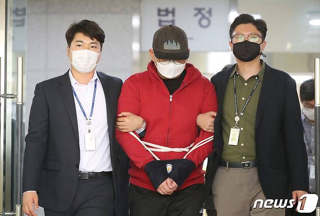 아동·청소년의 성보호에 관한 법률 위반(아동성착취물 제작ㆍ배포 등) 혐의를 받는 텔레그램 'n번방' 운영자 A씨(24·아이디 갓갓)가 12일 오전 대구지방법원 안동지원에서 열리는 구속 전 피의자 심문(영장실질심사)을 마친 뒤 법원을 나서고 있다. 2020.5.12/뉴스1 © News1 공정식 기자