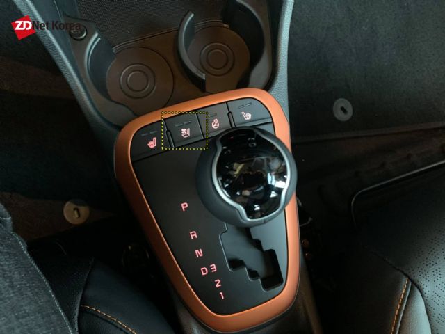 기아차 모닝 어반에는 새롭게 운전석 통풍시트가 적용된다. 운전석 통풍시트 버튼은 기어 노브 윗쪽에 자리잡았다. (사진=지디넷코리아)