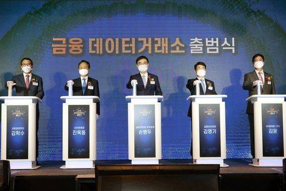 5월 11일 서울 종로구 포시즌스 호텔에서 열린 ‘금융 데이터거래소 출범식’에서 김학수 금융결제원장(왼쪽부터), 진옥동 신한은행장, 손병두 금융위원회 부위원장, 김영기 금융보안원장, 김윤 SK텔레콤 최고기술책임자 등이 출범 퍼포먼스를 하고 있다. 사진 = 신한은행