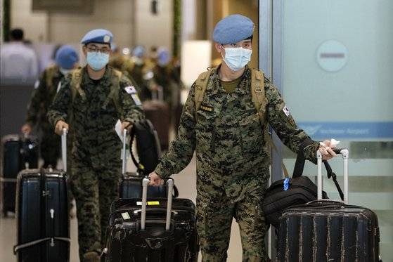 아프리카 남수단에 파견됐던 한빛부대 11진 장병들이 지난 3월 28일 오전 에티오피아 항공 전세기를 이용해 인천국제공항에 도착, 이동하고 있다. [뉴스1]