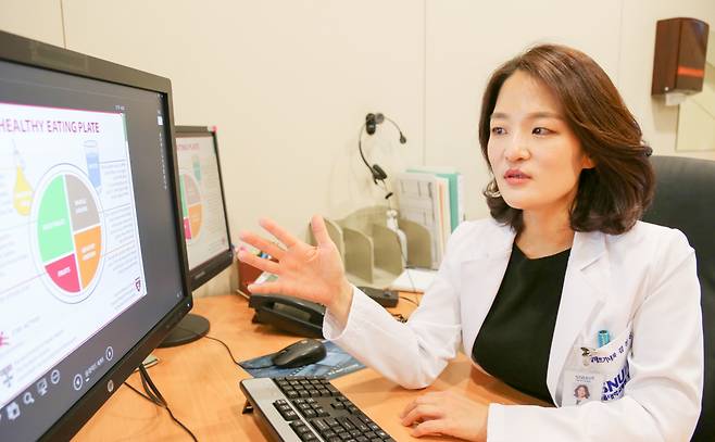 김선신 교수가 라이프스타일 코칭클리닉에서 환자에게 건강한 생활습관의 중요성을 설명하고 있다.  서울대병원 강남센터 제공