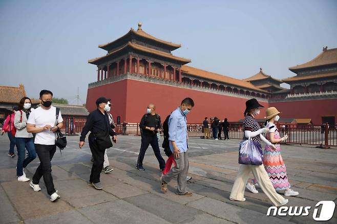 (베이징 AFP=뉴스1)1일 (현지시간) 재개장한 베이징 자금성에서 코로나19를 우려한 시민들이 마스크를 쓰고 방문하고 있다.   ⓒ AFP=뉴스1