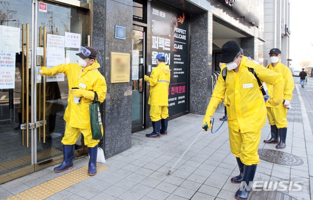 [서울=뉴시스]지난 8일 서울 동작구 노량진 1동 방역단이 신종 코로나바이러스 감염증(코로나19) 지역사회 확산 차단을 위해 확진자 이동동선에 따라 노량진 소재 공무원학원 일대를 방역하고 있다. (사진=동작구 제공)  2020.04.08. photo@newsis.com