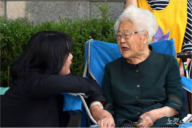 지난 2019년 9월 서울 종로구 옛 일본대사관 앞에서 열린 일본군 성노예제 문제해결을 위한 제1404차 수요집회에서 이옥선 할머니와 윤미향 당시 정의기억연대 이사장이 대화하고 있다. 박종민기자