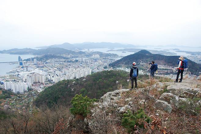 마래산 정상 직전의 조망터. 수직 암릉 위에서 내려다보이는 여수시 전경이 시원하다.