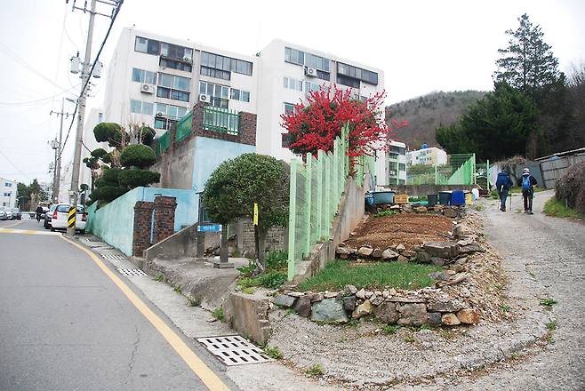 산행 들머리. 미평동 귀인1차 아파트 옆 담장을 따라 오른다.