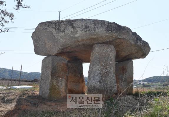 고창 향산리 고인돌. 기둥모양의 받침돌을 가진 고인돌로서 언덕 위에 단독으로 서 있어 랜드마크가 됐을 것이다. 마치 석조 기둥식 건물과도 같다.고창 오장환 기자 5zzang@seoul.co.kr