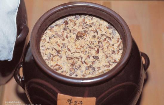 창포 뿌리즙과 찹쌀로 빚은 창포주. [한국민속대백과사전]