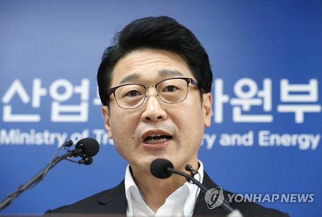 산업부 "일본은 수출규제 관련 입장 이달 말까지 밝혀야!" (세종=연합뉴스) 김주형 기자 = 산업통상자원부 이호현 무역정책관이 12일 오후 세종시 정부세종청사에서 일본 수출규제 관련 대응현황 및 향후계획 브리핑을 하고 있다. 2020.5.12 kjhpress@yna.co.kr