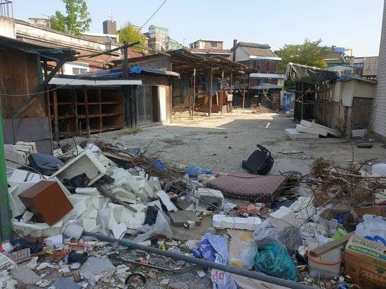 재개발정비구역으로 지정된 수도권 지하철 1호선 외대역 부근. 캣맘 등에 따르면 철거를 앞두고 쓰레기 등이 방치된 이곳에는 고양이 수백마리가 남아 있다. 심석용 기자