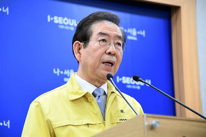 박원순 서울시장이 13일 이태원 클럽발 코로나19 집단감염에 대한 긴급 브리핑을 하고 있다. 서울시 제공