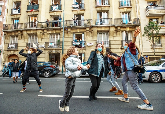 프랑스 파리 근교 생망데 시민들이 11일(현지시간) 국기와 배너로 장식된 건물 앞에서 코로나19로 인한 봉쇄령 종료에 기뻐하며 환호하고 있다. 프랑스는 이날부로 일부 지역에 대해 봉쇄를 풀었다. EPA연합뉴스