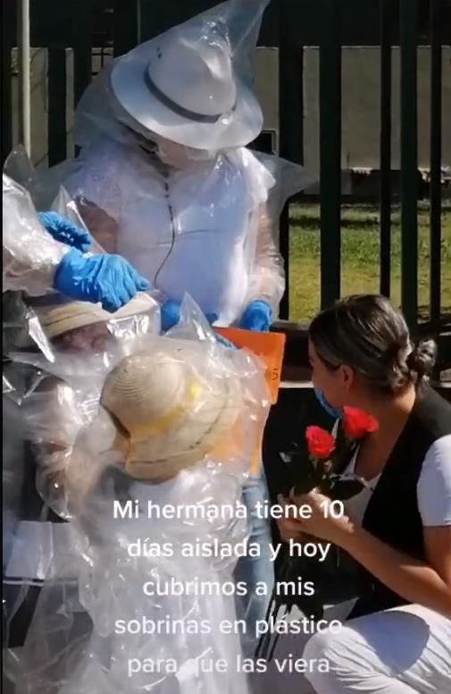 딸들의 깜짝 방문 받은 멕시코 간호사 (사진=틱톡(@lopeinado) 캡처, 연합뉴스)