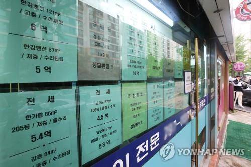 용산에 미니신도시급 발표로 일대 부동산'술렁'      (서울=연합뉴스) 강민지 기자 = 용산역 철도 정비창 부지에 미니신도시급인 8천가구를 공급한다는 계획이 공개된 이후 용산 일대의 부동산 시장이 다시 들썩일 조짐을 보이고 있다.    공인중개사사무소에 따르면 인근 아파트 주민들은 급매물을 회수하는가 하면, 투자성 있는지 물어보는 수요자들의 문의도 이어졌다.    사진은 10일 용산구 이촌동 일대 부동산업소. 2020.5.10      mjkang@yna.co.kr  (끝)
