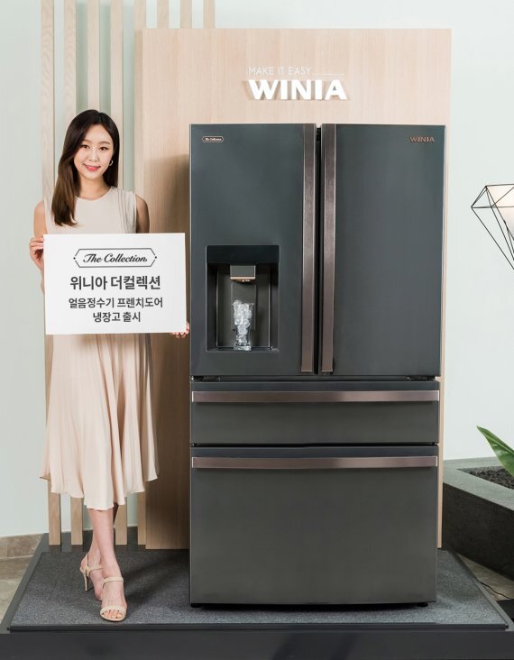 위니아딤채 모델이 ‘얼음정수기 프렌치도어 냉장고’ 신제품을 소개하고 있다. /위니아딤채 제공