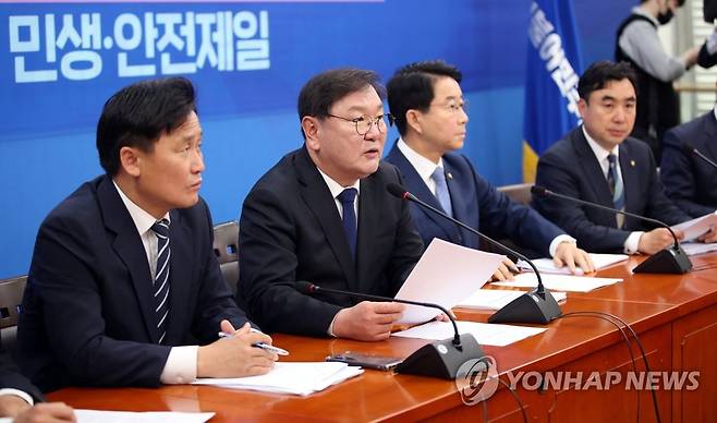 발언하는 김태년 원내대표 (서울=연합뉴스) 김인철 기자 = 더불어민주당 김태년 원내대표가 14일 오전 국회에서 열린 정책조정회의에서 발언하고 있다. yatoya@yna.co.kr