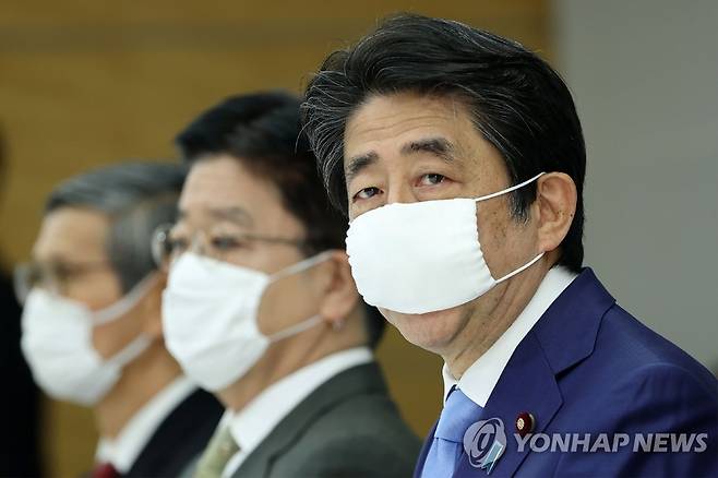 아베 총리 "코로나19 긴급사태 이달 31일까지 연장" (도쿄 AFP/지지=연합뉴스) 아베 신조 일본 총리(오른쪽)가 4일 도쿄의 총리관저에서 열린 신종 코로나바이러스 감염증(코로나19) 대책본부 회의에 참석하고 있다. . ymarshal@yna.co.kr