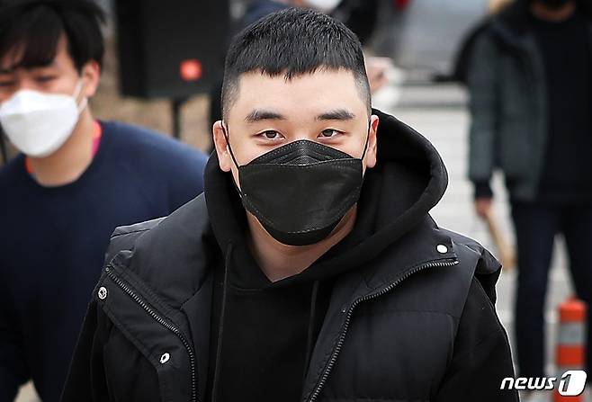 그룹 빅뱅의 전 멤버 승리(본명 이승현)가 9일 오후 강원도 철원군 동송읍 육군 6사단 신병교육대에 입소하고 있다. 2020.3.9/뉴스1 © News1 김진환 기자