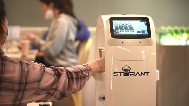 토랑이 손님에게 음료를 전달하는 모습이다. 비전세미콘 제공