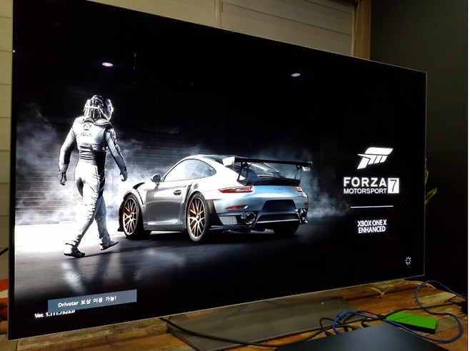 엑스박스원에 LG OLED TV를 연결한 모습