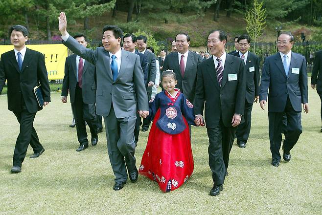 노무현 전 대통령이 2003년 4월18일 청남대에서 개방에 환호하는 시민들에게 손을 흔들고 있다. 충북도 제공