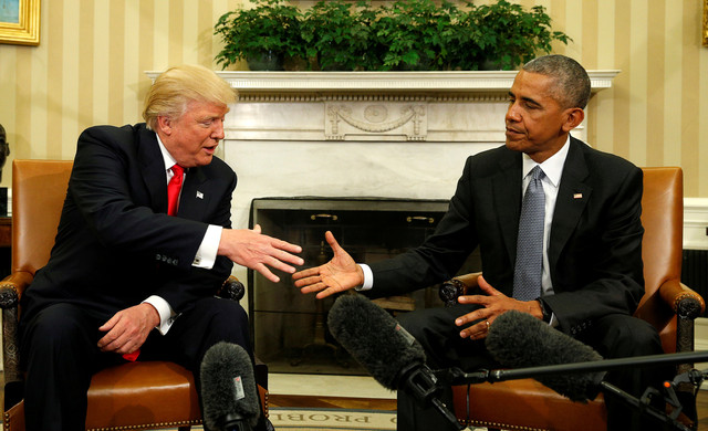 2016년 11월10일 당시 버락 오바마(오른쪽) 미국 대통령과 도널드 트럼프 당선인이 백악관에서 만나 악수하고 있다. 워싱턴/로이터 연합뉴스