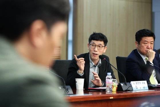 진중권 전 동양대 교수가 15일 서울 여의도 국회에서 열린 '제21대 총선을 말하다! 길 잃은 보수정치, 해법은 무엇인가' 포럼에서 발언을 하고 있다. 뉴스1